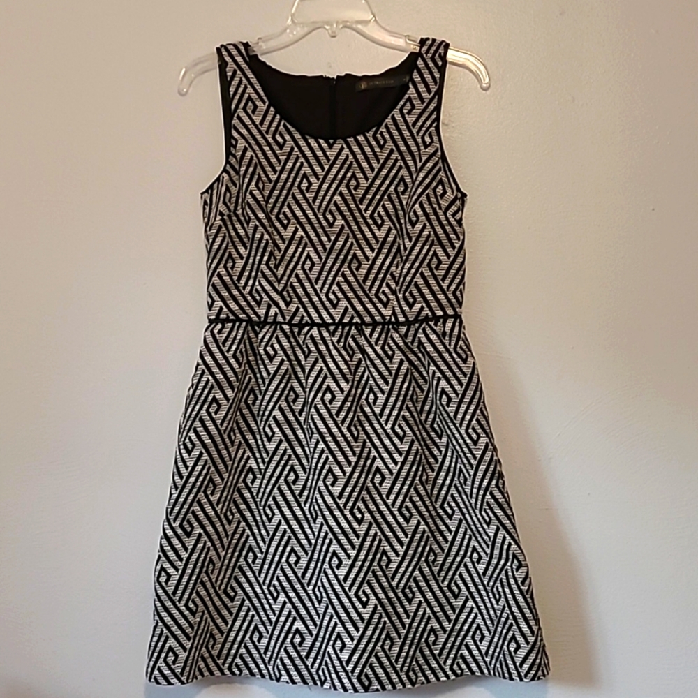 Outback Red Black and White Geo Dress Women's Sleeveless Fit & Flare Sz. 6